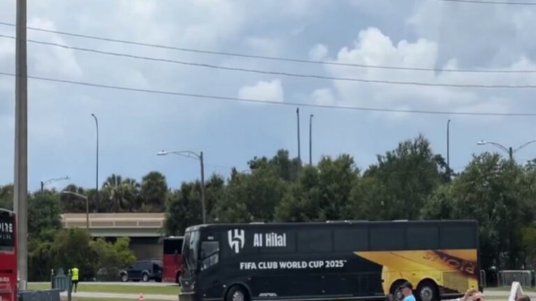 وصول حافلة الهلال لاستاد كيمبينغ قبيل مواجهة فلومينينسي .. تغطية