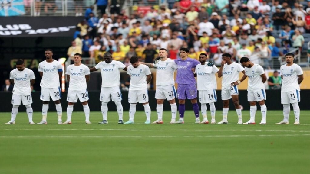 كانسيلو يحاول حبس دموعه خلال وقوفه دقيقة حداد على الراحل جوتا .. تغطية