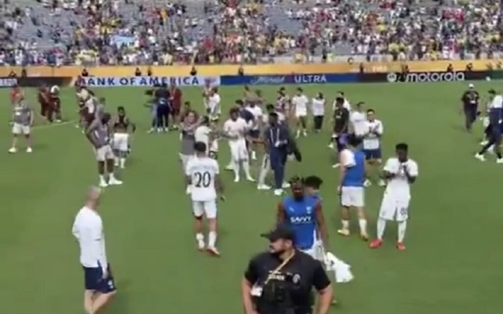 جماهير الهلال تحيي اللاعبين بعد المشاركة المشرفة .. تغطية