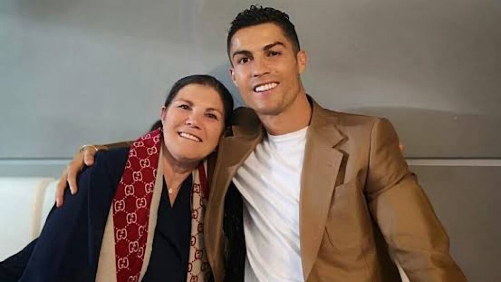 والدة رونالدو تدافع عنه بعد غيابه عن جنازة جوتا : كفوا عن التكهنات الرخيصة