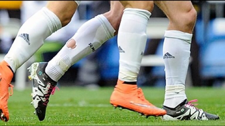 ثقوب الجوارب تكتيك لاعبي كرة القدم للراحة والأداء
