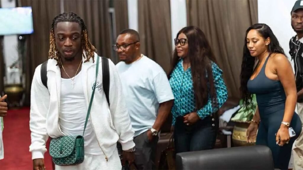 دوكو لاعب السيتي ينثر الأموال على فرقة شعبية بغانا .. تغطية- صور