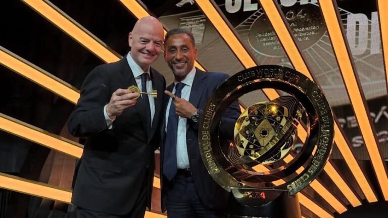 سامي الجابر بجانب رئيس الفيفا في حفل ختام كأس العالم للأندية ..صور