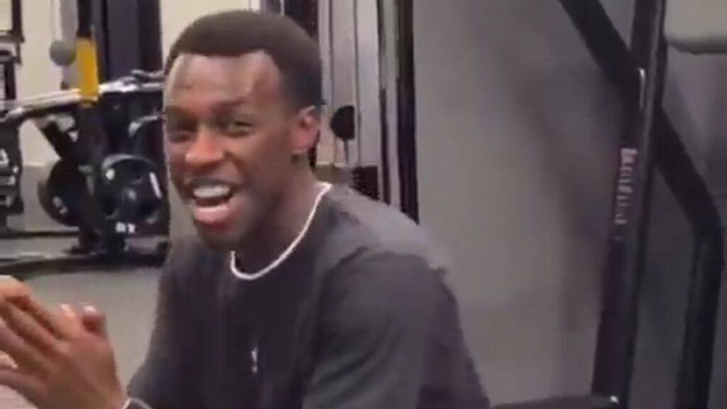 غريب لسعود عبد الحميد: يا أخي  احلق شعرك وريحنا ..تغطية