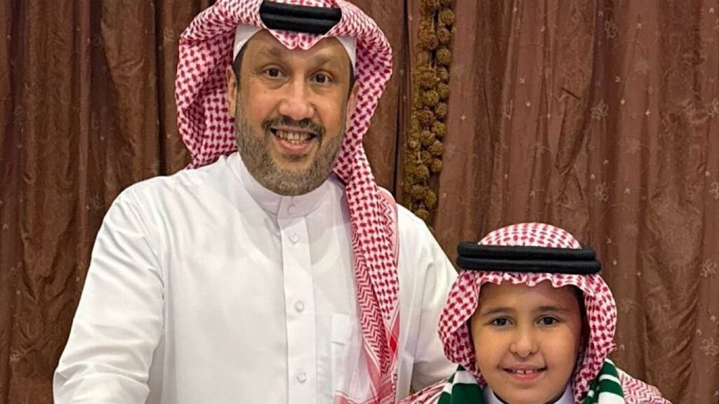 الأمير فهد بن خالد برفقة نجله مع كأس النخبة والجمهور الأهلاوي : حي هالشوف