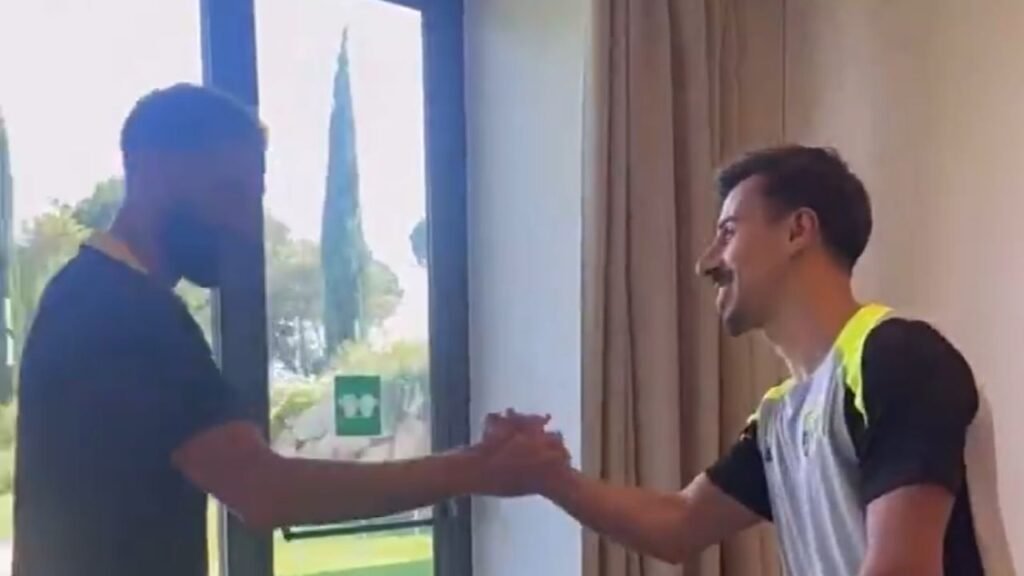 بنزيما يرحب بزملائه في معسكر الفريق بإسبانيا.. تغطية