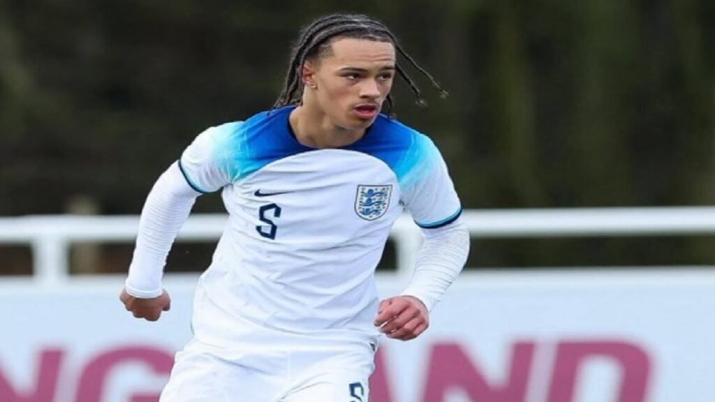 لاعب مانشستر يونايتد يظهر بقميص الهلال .. صور