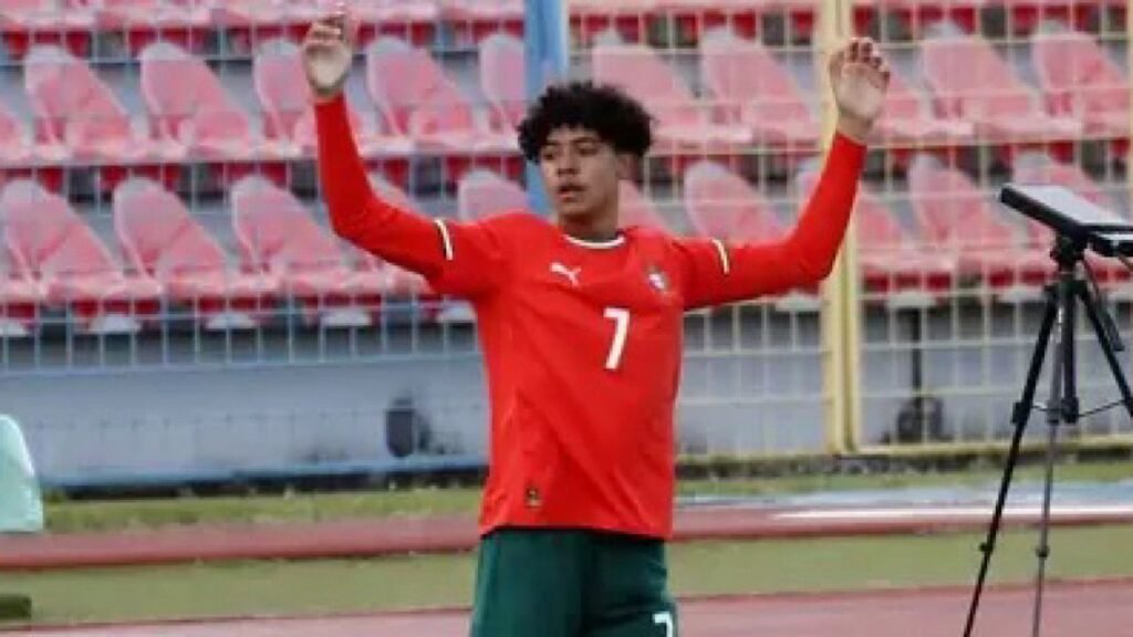 جونيور ابن رونالدو يلفت الأنظار خلال حضوره عرضًا نسائيًا ..تغطية