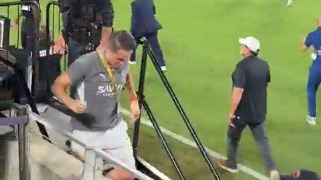 ردة فعل دكة الهلال لحظة إطلاق الصافرة وإعلان فوز زعيم العالم.. تغطية