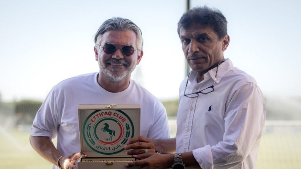 عمر باخشوين يقدّم درع النادي التذكاري لمالك نادي بورتيمونينسي