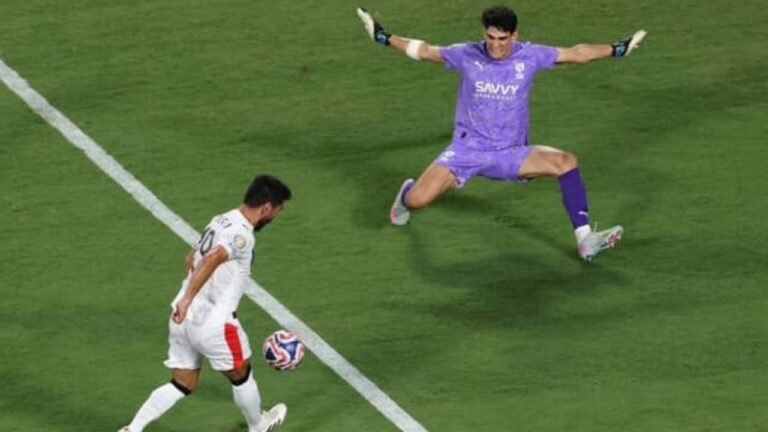 الهلال يقترب من تمديد عقد بونو حتى 2027