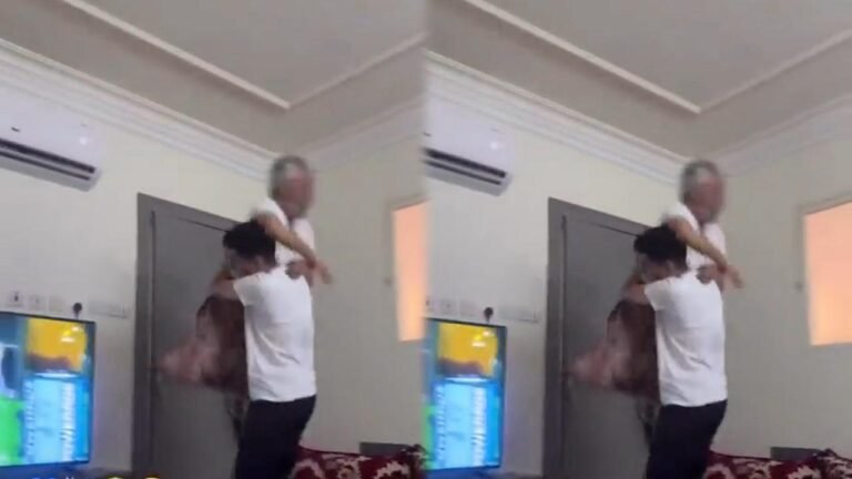 مشجع هلالي يحتفل بحمل والده بطريقة جنونية فرحاً بفوز الزعيم التاريخي.. تغطية