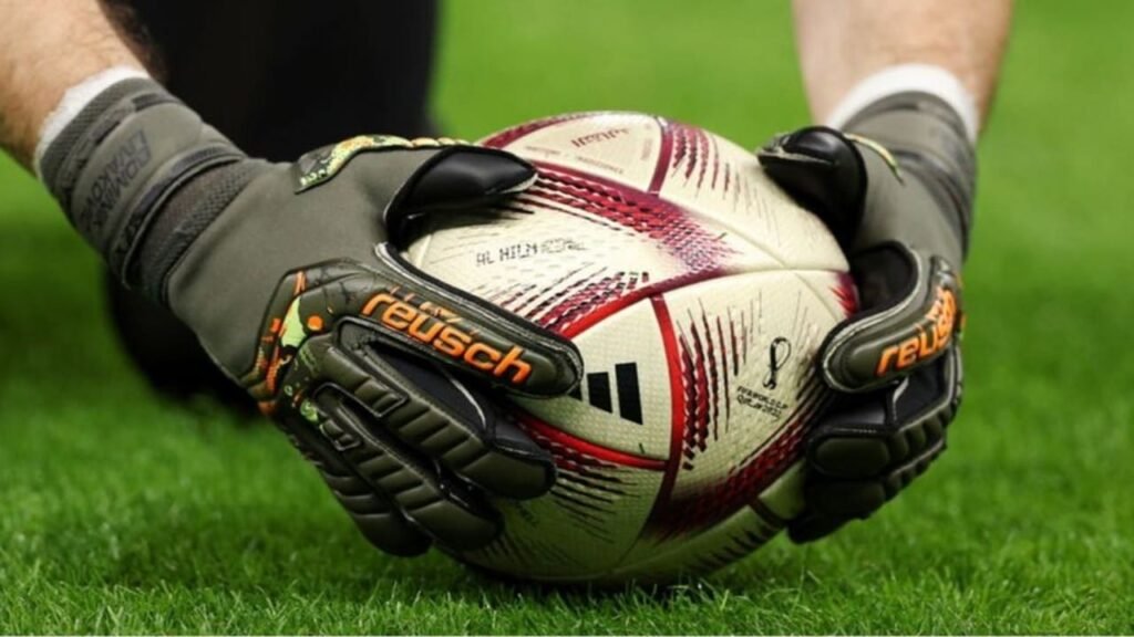 اعتماد تطبيق قرار عدم إمساك الحارس بالكرة لأكثر من 8 ثواني