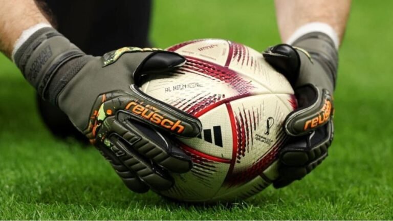 اعتماد تطبيق قرار عدم إمساك الحارس بالكرة لأكثر من 8 ثواني