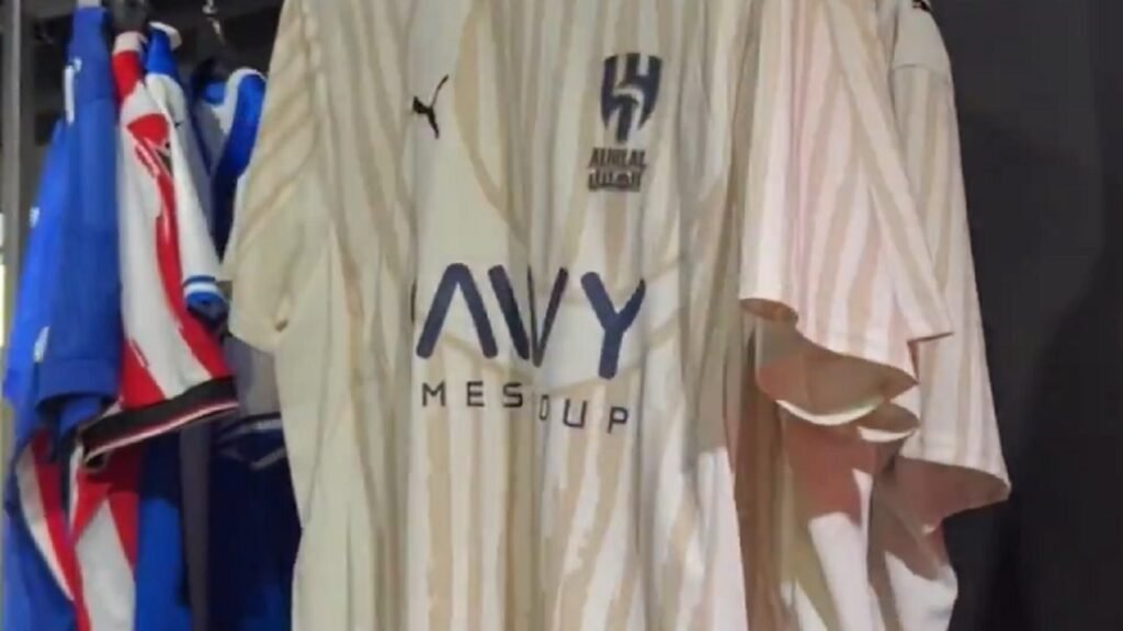 قميص الهلال يزين متجر في ميلان الإيطالية .. تغطية