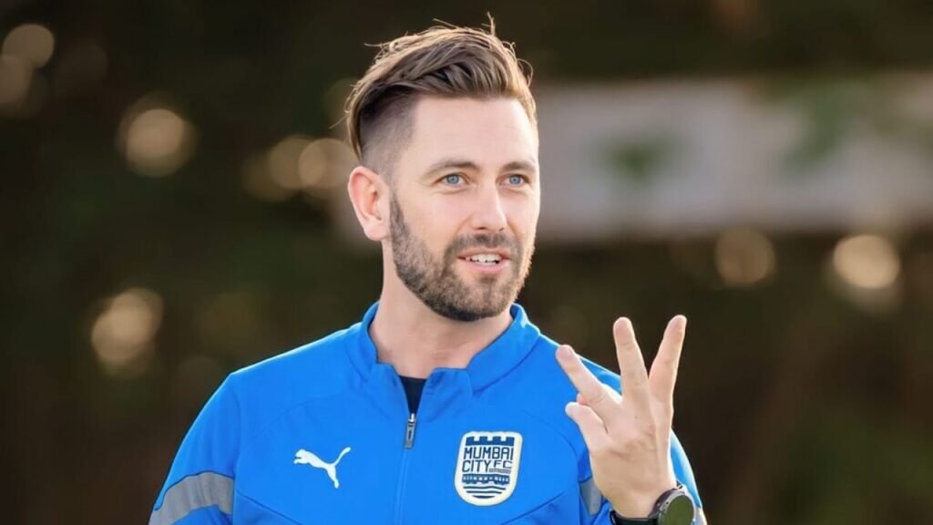 الخلود يتعاقد مع المدرب الإنجليزي ديس باكينغهام