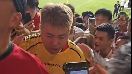 ردة فعل جماهير صينية مع مشجع حصل على قميص رونالدو .. تغطية