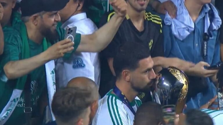 لاعبو الأهلي يحتفلون مع الجماهير بعد الفوز بكأس السوبر .. تغطية