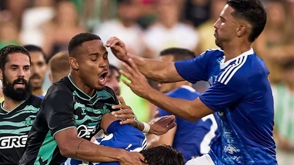 اشتباكات عنيفة بين لاعبي ريال بيتيس وكومو ..تغطية