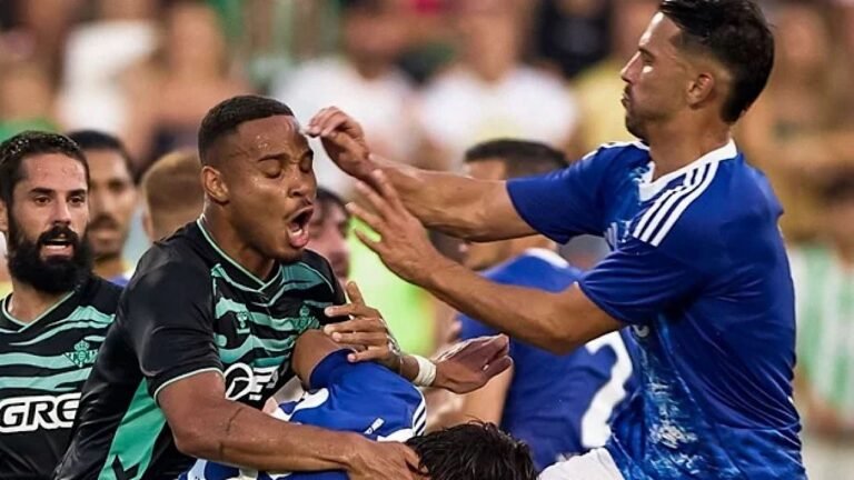 اشتباكات عنيفة بين لاعبي ريال بيتيس وكومو ..تغطية