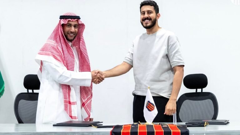 الرياض يتعاقد مع يوتيوبر لحراسة مرماه .. صور