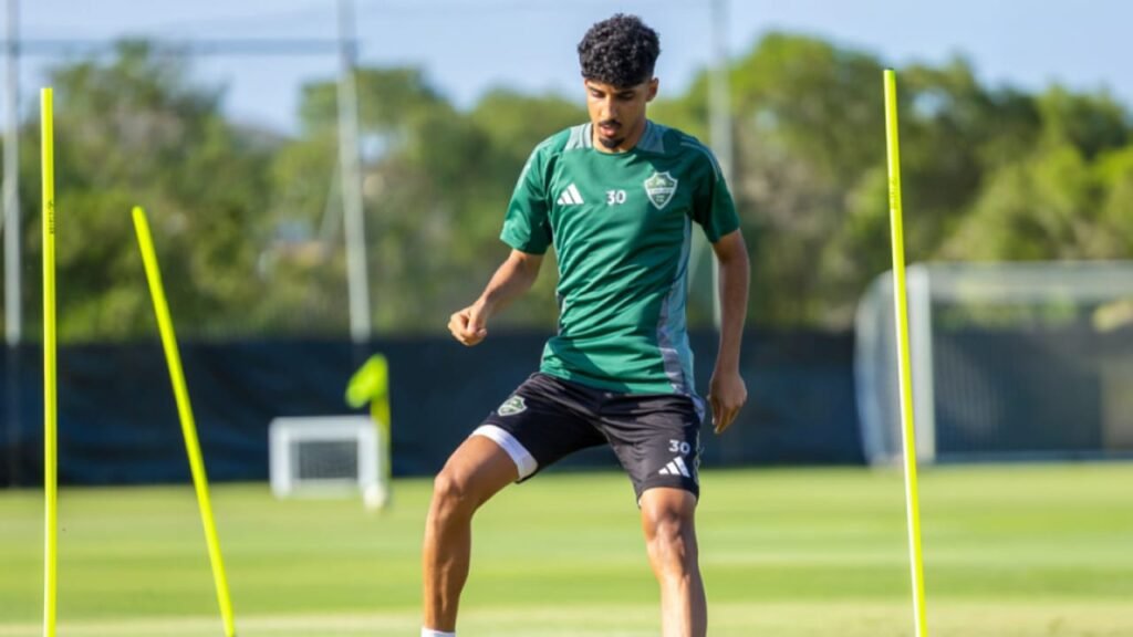 الجهني يقترب من تجديد عقده مع الأهلي