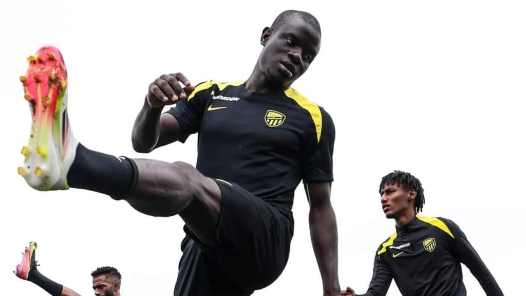 الاتحاد يبدأ تحركاته لتجديد عقد كانتي ويثير قلق جماهيره قبل السوبر