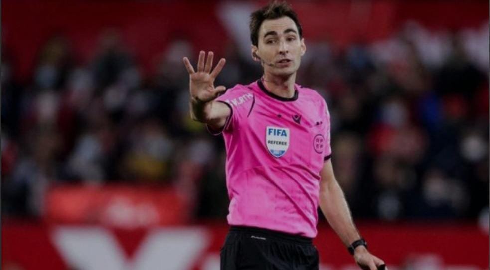 صافرة إسبانية تقود مباراة الأهلي والقادسية في السوبر