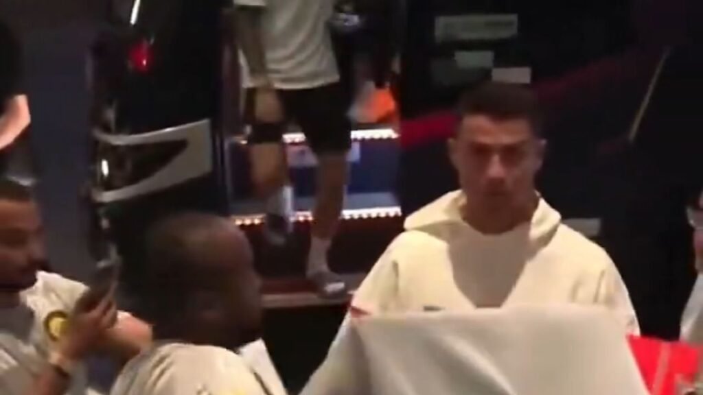 ردة فعل رونالدو تجاه مشجع رمى قميصه عليه .. تغطية