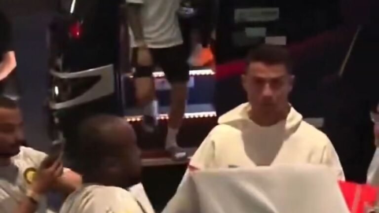 ردة فعل رونالدو تجاه مشجع رمى قميصه عليه .. تغطية