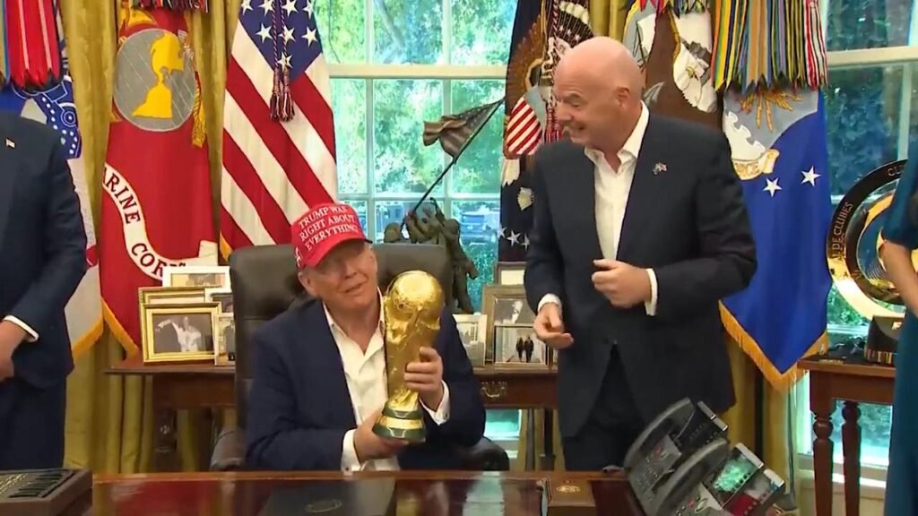 إنفانتينو يقدم كأس العالم لترامب:فقط رئيس الفيفا ورؤساء الدول يستطيعون حمله..تغطية