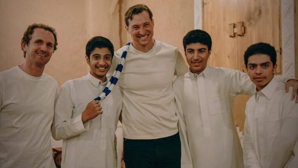 بن هاربورغ يظهر بشال الهلال ويثير تفاعلاً واسعًا