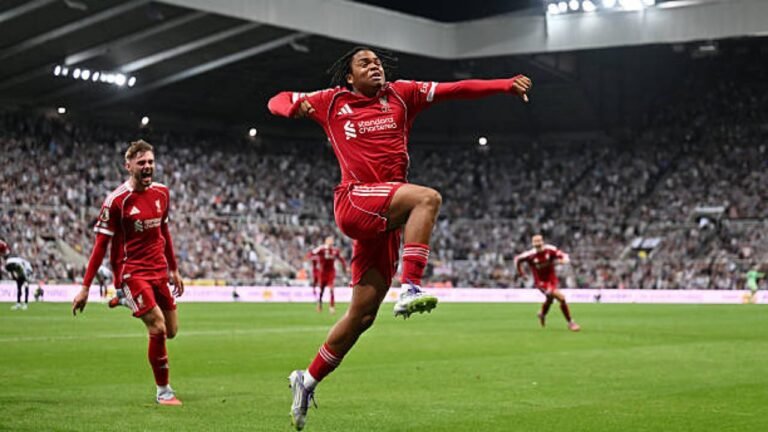 ليفربول يحسم مواجهة مثيرة أمام نيوكاسل بثلاثية قاتلة