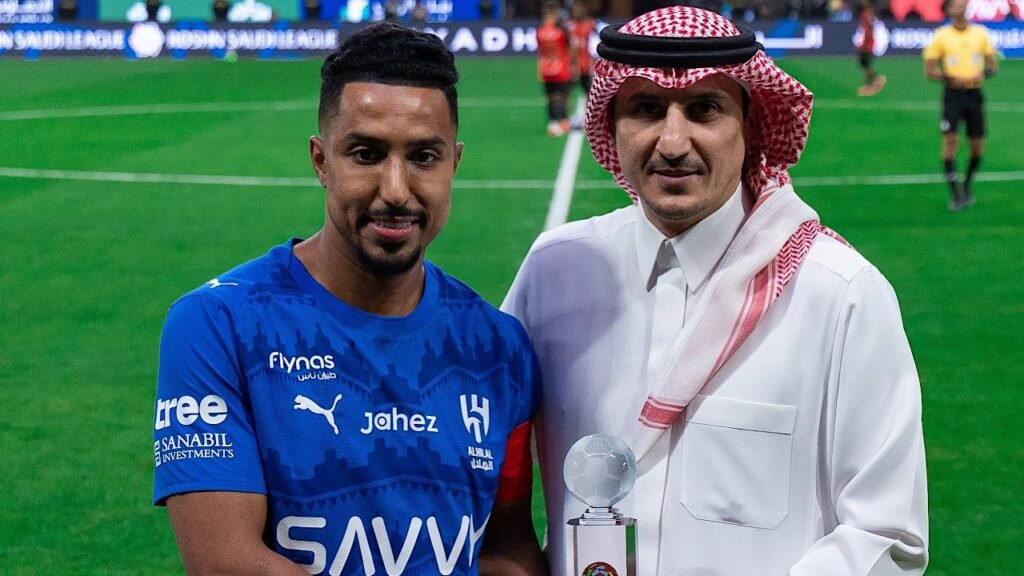 تتويج سالم الدوسري بجائزة أفضل لاعب سعودي .. تغطية