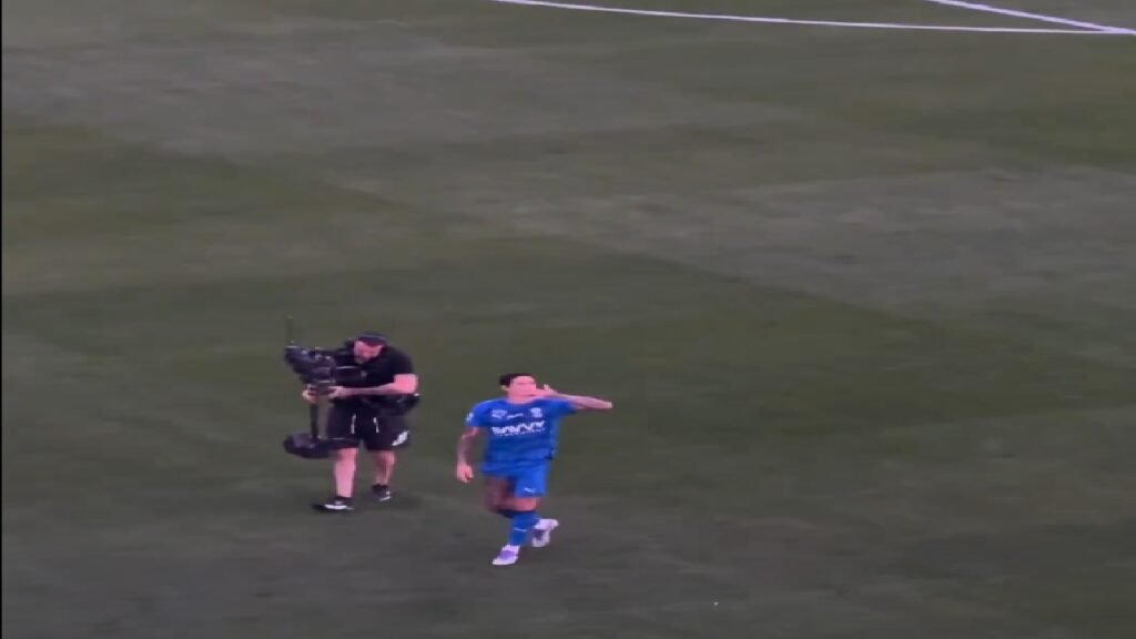 نونيز يحتفل بالقبلات مع جماهير الهلال بعد الفوز .. تغطية