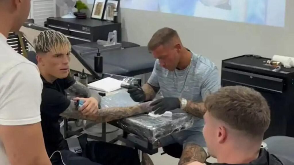 غارناتشو يثير غضب جمهور مانشستر يونايتد بالسيجارة الإلكترونية