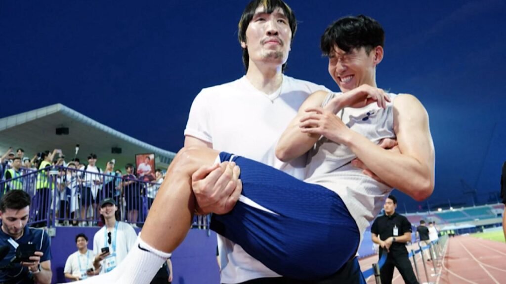 مقاتل عملاق يودع سون بطريقة طريفة.. صور