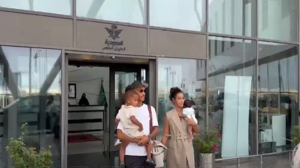 ميلوت يصل إلى جدة برفقة عائلته.. تغطية