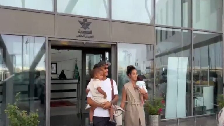 ميلوت يصل إلى جدة برفقة عائلته.. تغطية