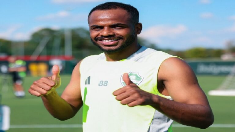 إصابة الخيبري تربك حسابات الأهلي أمام القادسية