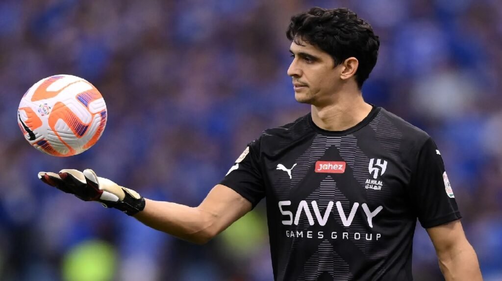 ياسين بونو يمثل الهلال في سباق الكرة الذهبية