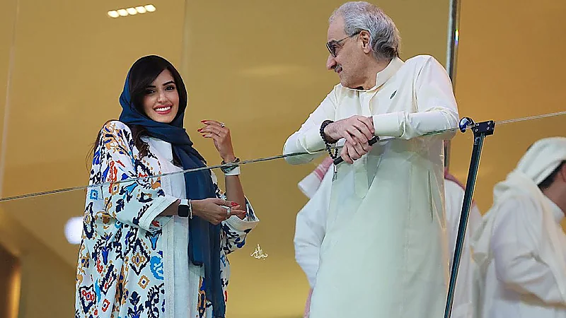 الوليد بن طلال وابنته ريم يخطفان الأنظار في مباراة الهلال والدحيل.. صور