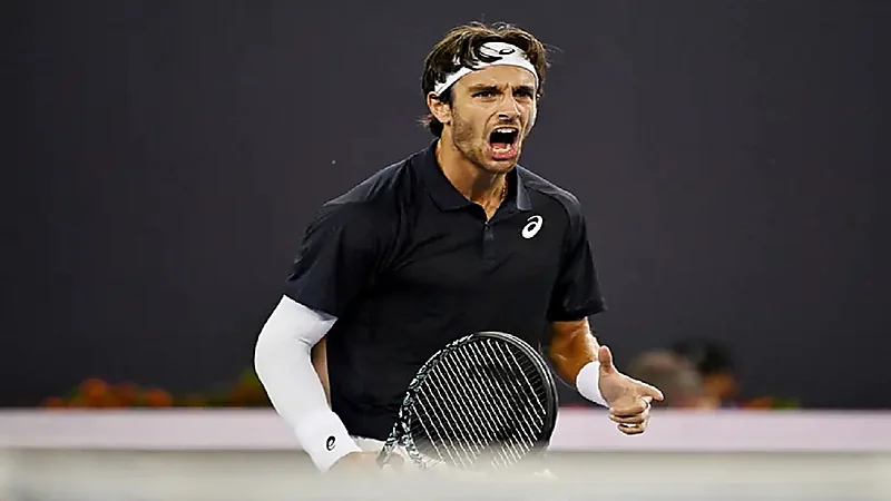 لاعب تنس يشتم مشجعين صينيين خلال مباراة في بكين.. تغطية