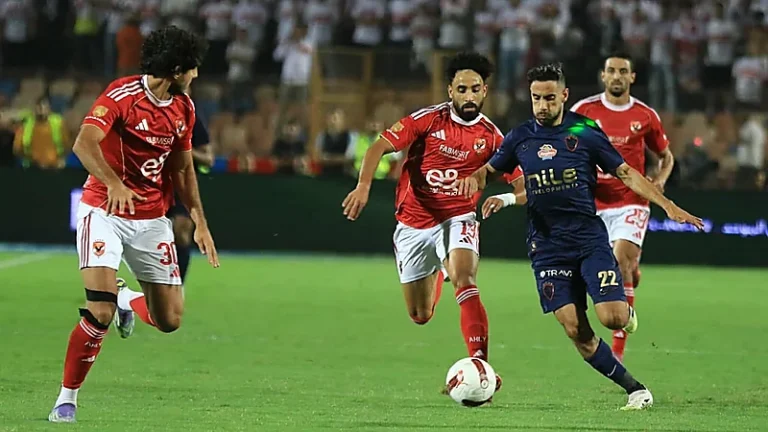 الأهلي المصري يقلب الطاولة على الزمالك بثنائية