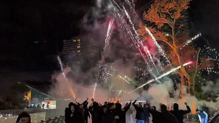 جماهير غلطة سراي تربك ليفربول بالألعاب النارية قبل المباراة المرتقبة ... تغطية