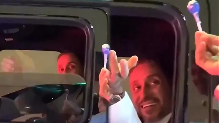 شاب يهدي سامي الجابر "مصاصة" خلال الاحتفالات باليوم الوطني.. تغطية