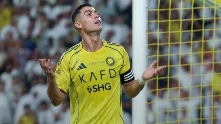 رونالدو يحتفل أمام جماهير الرياض بعد ترديدهم اسم ميسي .. تغطية