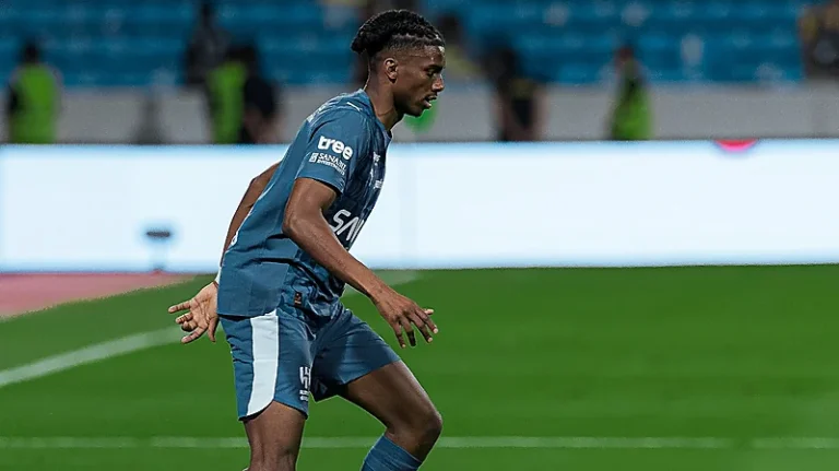 فهد العتيبي يمازح نجم الهلال ويشبهه بجناح ميلان لياو .. تغطية