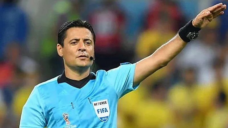 صافرة أسترالية تضبط كلاسيكو الهلال والأهلي