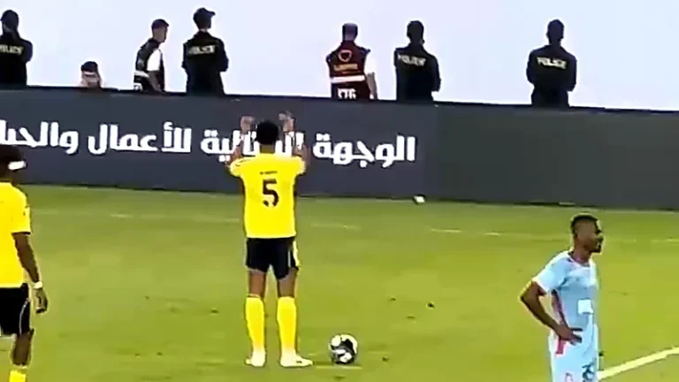 العمري يعتذر لجماهير النصر والجماهير ترد بالتحية  ..  تغطية